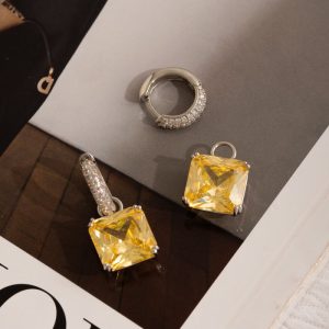 Argola cravejada com cristal citrino