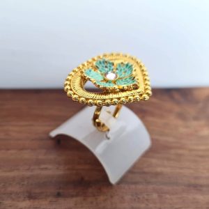 Anel indiano de festa dourado design coração verde com pedras