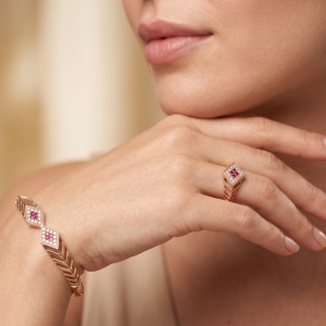 Conjunto de pulseira e anel indiano com pedrinhas de strass e vermelho rubi