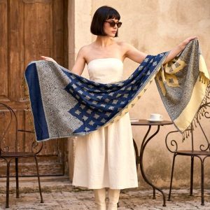 Echarpe indiana algodão com viscose dupla face de arabescos marinho e creme